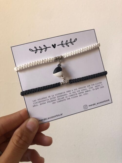 PULSERA DISTANCIA CON IMAN DE CORAZÓN BLANCO Y NEGRO